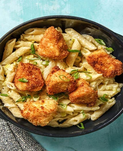 Selbst gemachte Hähnchen-Nuggets auf cremiger Curry-Lauch-Pasta