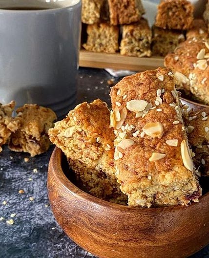 Date and nut rusks