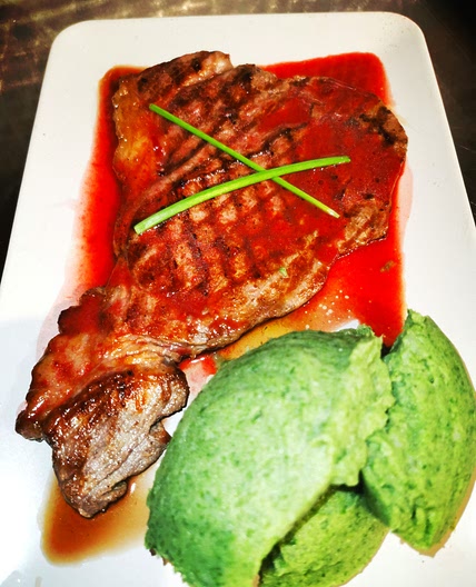 Steak with Port wine and summer fruit sauce
