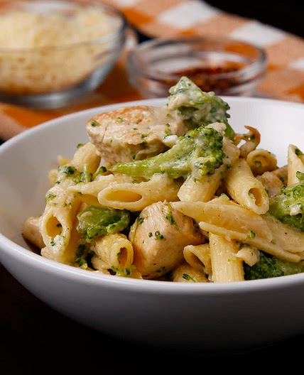 Classic Broccoli Chicken Alfredo Applebee's copycat