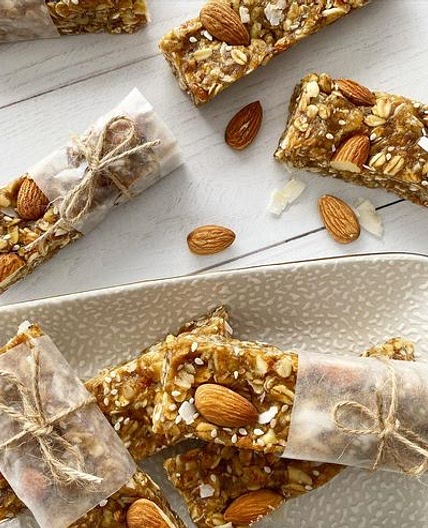 Date and nut granola bars