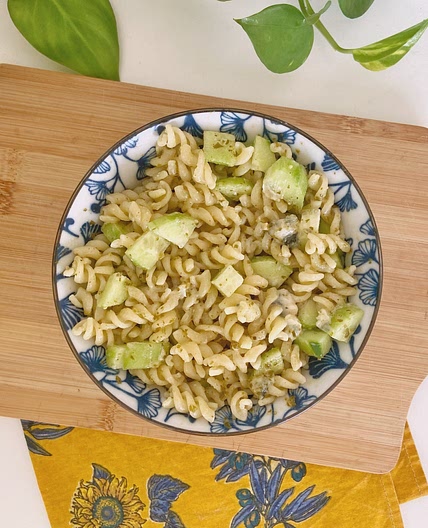 Salade de pâtes au pesto avec concombre et roquefort 🥒🧀