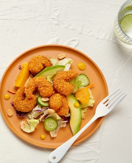 Ensalada de langostinos crunchy con aguacate y naranja