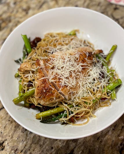 Chicken w/sundried tomatoes, pesto, and asparagus 