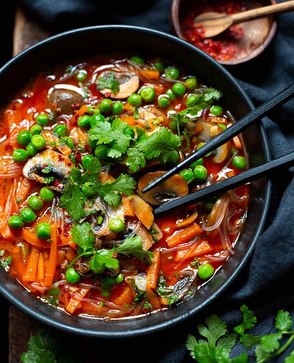 Vegetarische Thai-Gemüsesuppe mit Kokosmilch