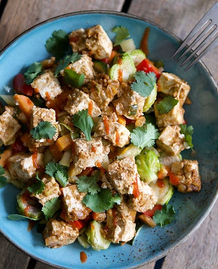 Bunte Gemüse-Bowl mit Erdnuss-Tofu