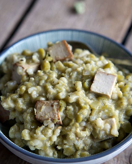 Deftiger Erbsen-Eintopf mit Graupen und Räuchertofu