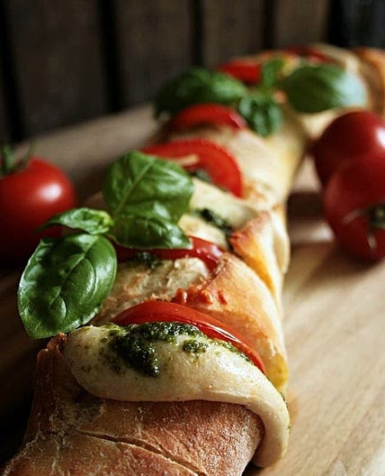 Baguette with Tomatoes and vegan Mozzarella