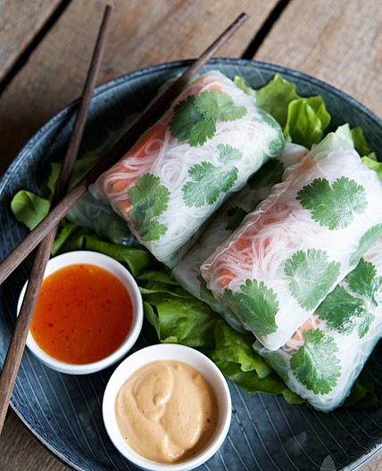 Sommerrollen mit Erdnusssauce und süßer Chilisauce