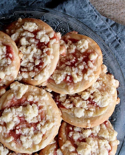 Pudding Streusel Cakes with Strawberries and Rhubarb