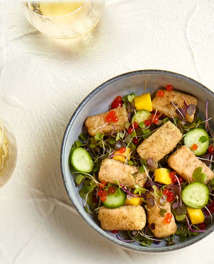 Ensalada sin gluten de salmón en tempura con mango
