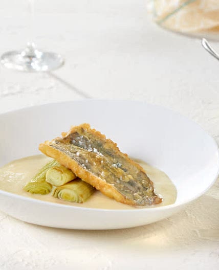 Bacaladillas rebozadas con puerro asado y vichyssoise de manzana y coliflor