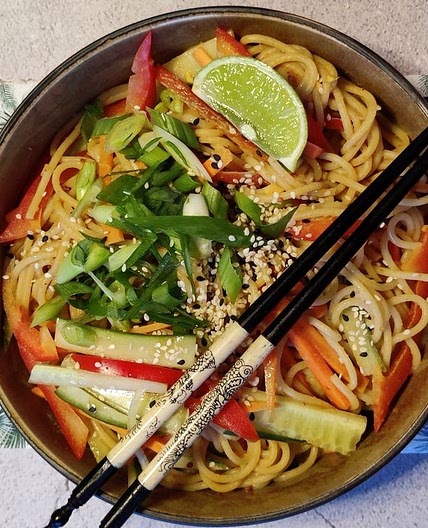 Günstig und lecker: Asiatische Nudeln mit Erdnussbutter-Knoblauch-Soße – für 2,80 Euro