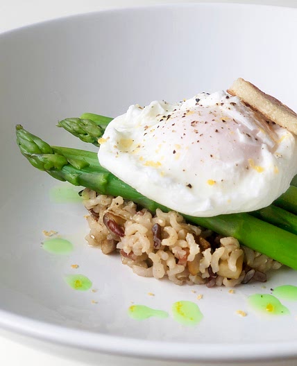 Poached egg with wild rice and asparagus