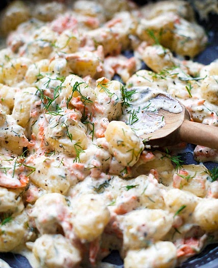 Bombastische Gnocchi-Lachs-Pfanne mit Frischkäse-Sauce