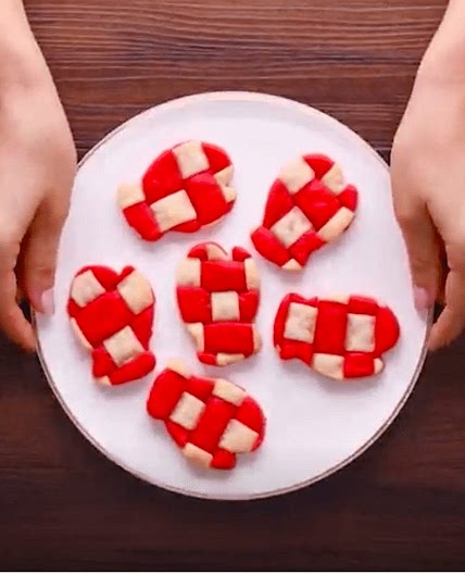 Lattice Mitten Cookies