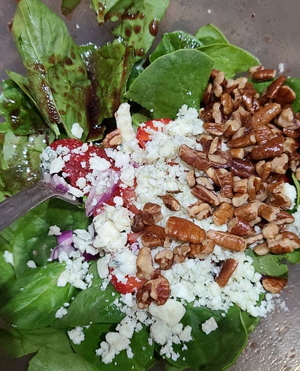 Pomegranate stawberry spinach salad