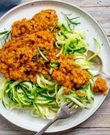 Zucchini-Nudeln mit Linsenbolognese