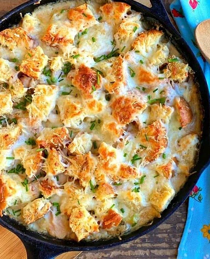 DELICIOUS GARLIC BREAD CHICKEN POT PIE - Lou Lou Girls