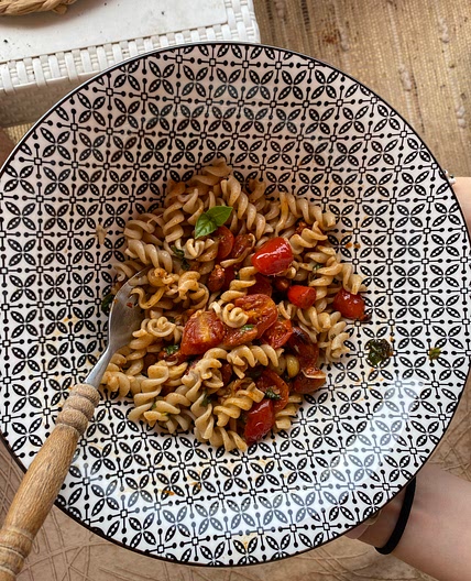 Pasta with garlic, almonds and tomatoes