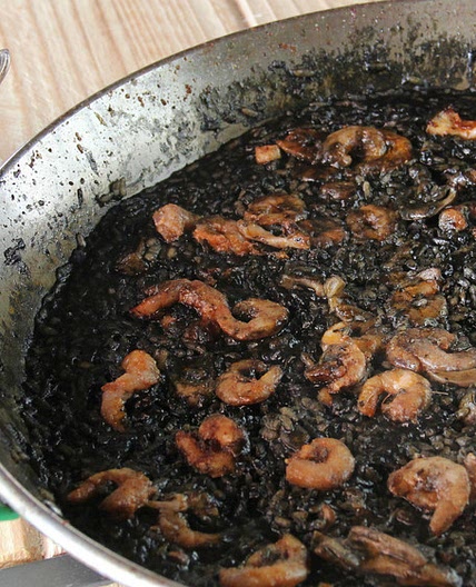 La receta más fácil del clásico arroz negro (con calamares, sepia, choco o alioli)