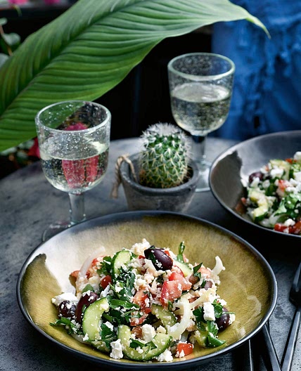 Griekse salade met bloemkoolrijst en feta