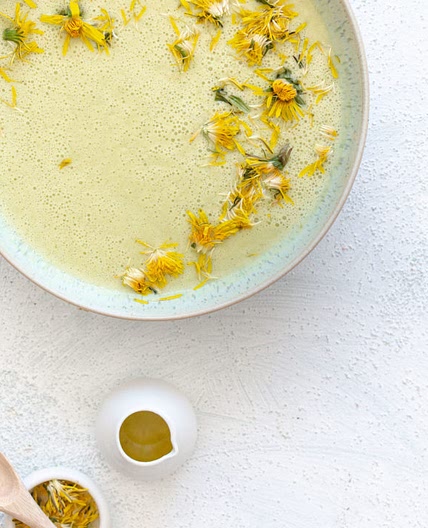 Zucchini Kokosmilch Suppe mit Löwenzahnblüten