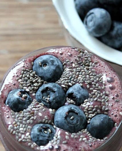 Blueberry and Spinach Power Smoothie with Almond Milk