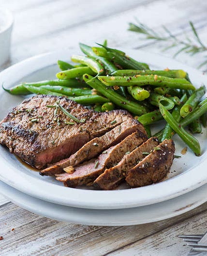 Rosemary-chili strip steak with green beans