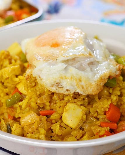 Korean style curry fried rice with chicken (Kare-bokkeumbap: 카레볶음밥)