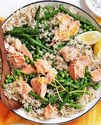 Pilaf with salmon, asparagus and peas