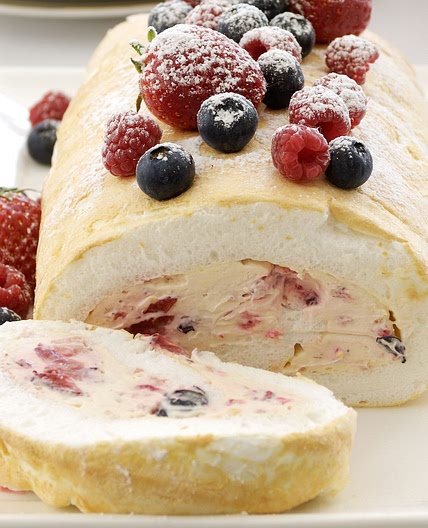 Berry meringue roll