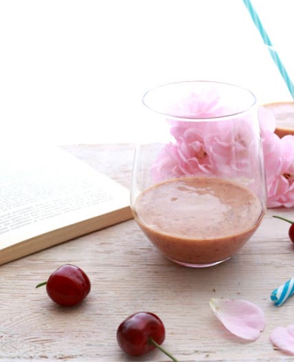 smoothie alle ciliegie e latte di mandorle