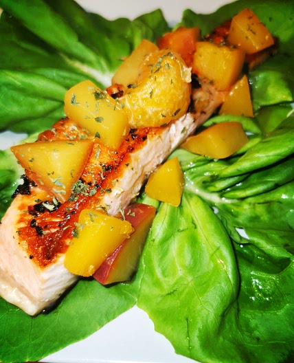 Salmon with fruit sauce