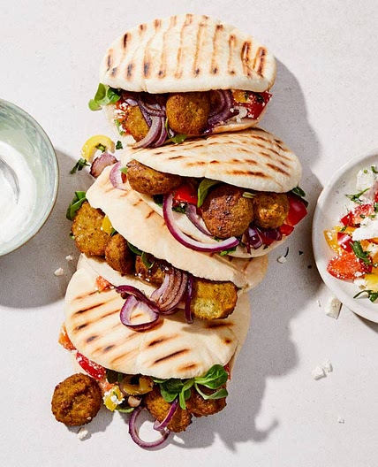 Volkoren pita met falafel en gegrilde groente