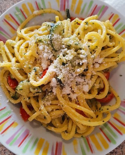 tonnarelli con crema di zucchine, menta e pomodorini