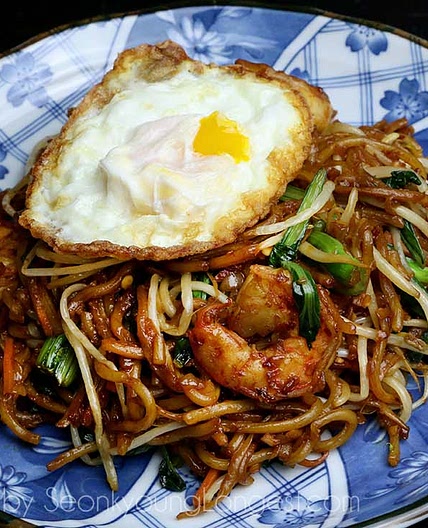 Mie Goreng (Indonesian Stir-fried Noodles)