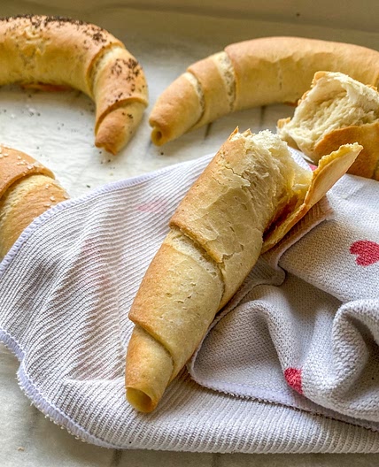 Crispy on the outside, soft on the inside: Crescent rolls / Nosztalgia kifli