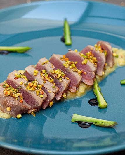 Tataki di tonno in crosta di pistacchi con crema di asparagi e germogli