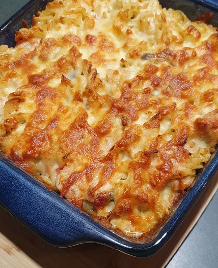 Creamy chicken, bacon and veggie pasta bake
