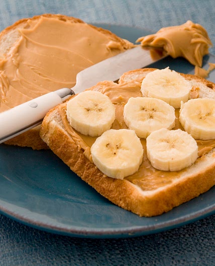 Tostada con crema de frutos secos y plátano