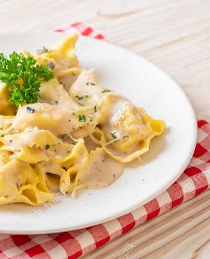 Tortellini de carne con salsa de champiñones