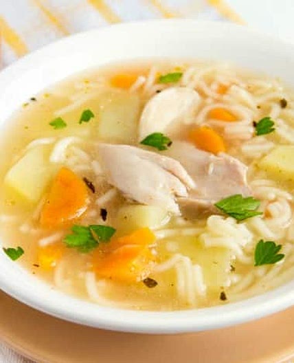 Sopa de pollo con verduras