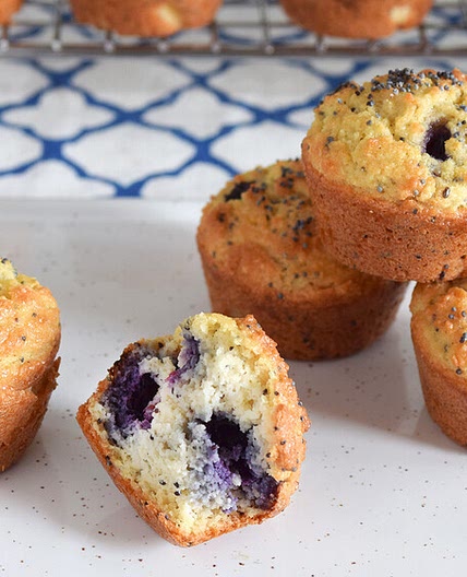 Mini muffins keto con arándanos