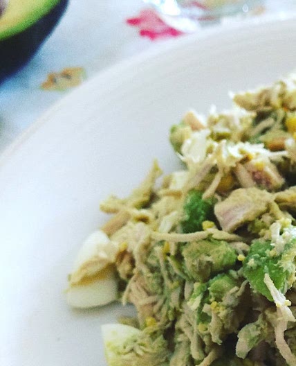 Ensalada keto de pollo y aguacate.