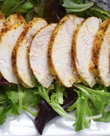 Pechuga de pollo jugosa al horno con especias.