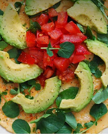 Tortilla a las finas hierbas con aguacate, tomate y berros.