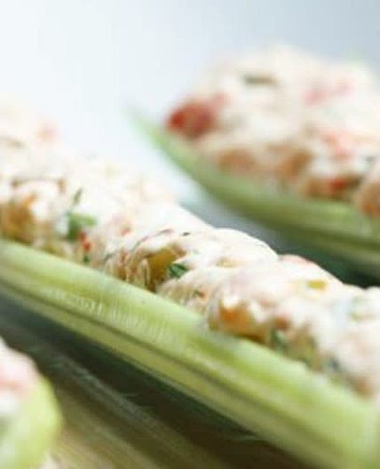 Apio con top de queso y aceitunas.