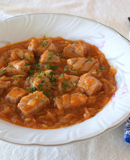 Atún encebollado al pimentón.