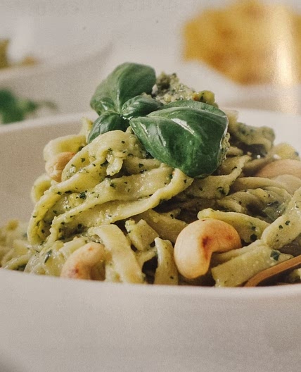 Pasta mit grünem Basilikum-Cashew-Pesto